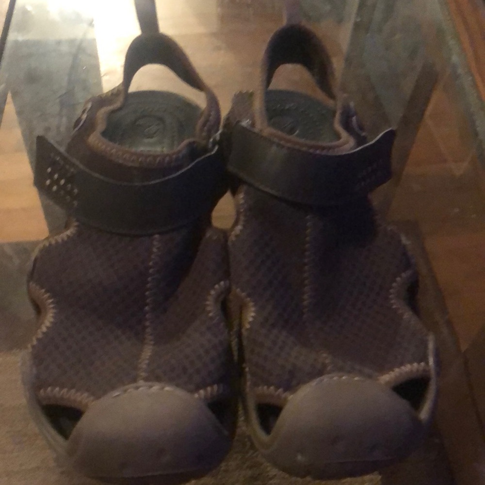 Women’s Size 9 Brown Velcro Crocs